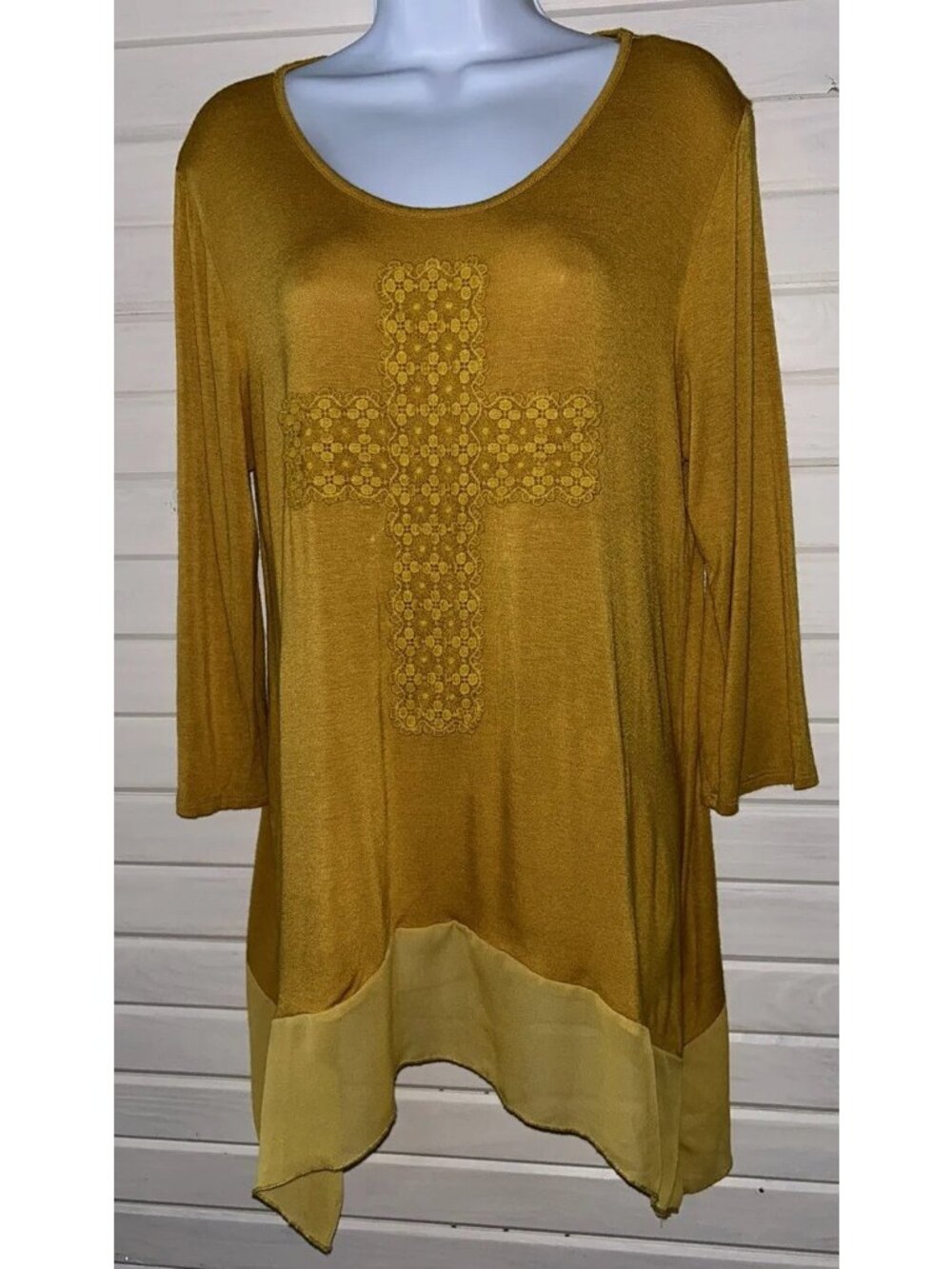 2B Together Sz MEDIUM Mustard Yellow Lace Cross Top Tunic Stretch Knit EUC